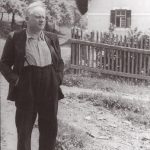 Portret Voranca pred domačo hišo