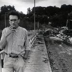 Ivo Štandeker na mostu, v ozadju razbitine