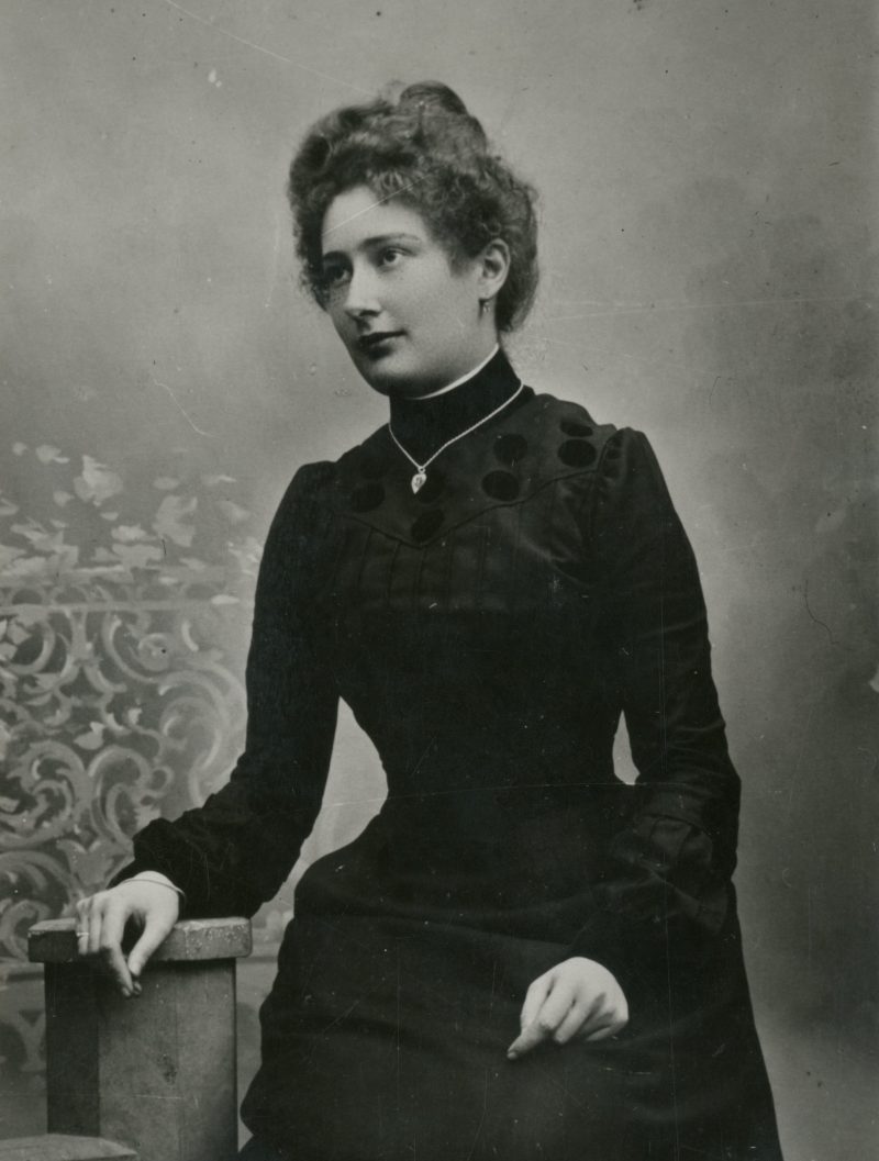 Portret - Angela SMOLA