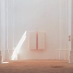 Detajl prostorske postavitve na razstavi Iluminacije v samostanski cerkvi Galerije Božidar Jakac v Kostanjevici na Krki