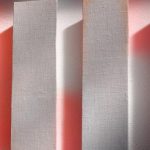 Detajl slikarskega objekta, ki žarči obarvano svetlobo