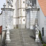 Kipi na stopnišču pred cerkvijo na Ptujski Gori
