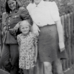 Valerija (levo) s sošolko Metodo Petrlin in polsestro Majdo Skrinjar pred domačo hišo maja 1945