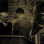 Franc Kač kot prvi predsednik centralnega delavskega sveta simbolno sprejema ključe Tovarne emajlirane posode Celje.