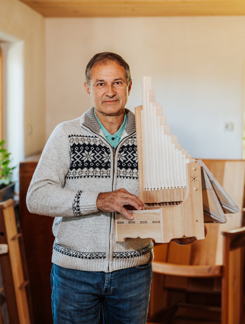 Portret Vlada Nunčiča, ki v roki drži portativ